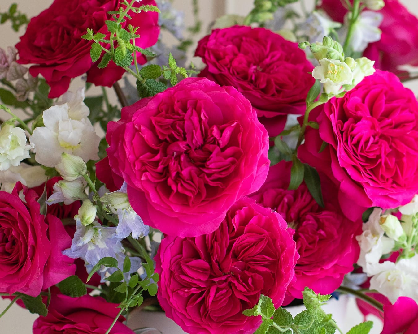 Los impresionantes ramos de rosas rosas para novia que te enamorarán