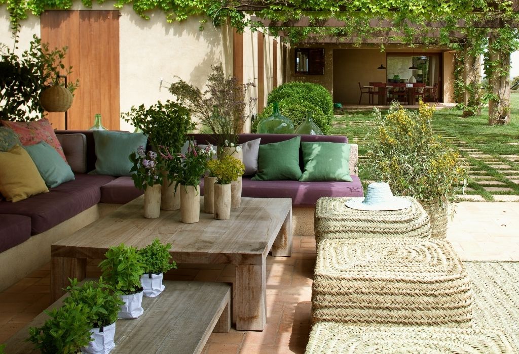 Transforma tu jardín con elegantes muebles de madera